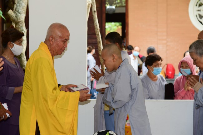 Giving gifts to oncology  patients attending One Day Retreat